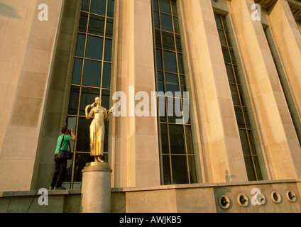 Frankreich, Paris, Person fotografieren Statue vor Chaillot Palast Stockfoto