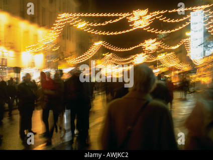 Frankreich, Paris, Leute in der Straße in der Nacht, unscharf Stockfoto