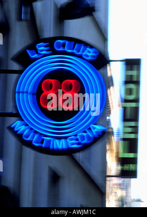 Le Club-Multimedia-Neon-Schild mit 'Hotel' Zeichen im Hintergrund unscharf Stockfoto