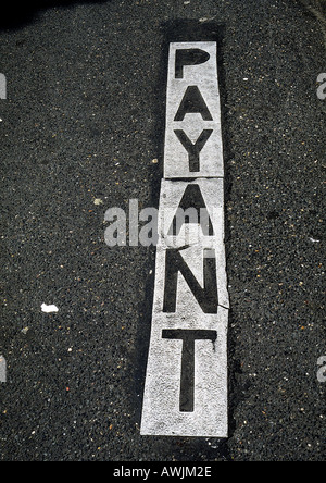 Gebührenpflichtiger Parkplatz Typografie in Französisch auf Straße. Stockfoto