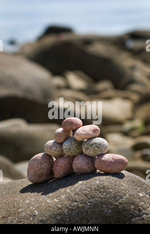 Cairns auf einem felsigen Ufer, Scilly-Inseln Stockfoto