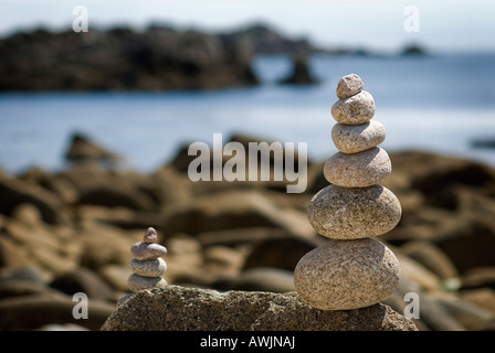 Cairns auf einem felsigen Ufer, Scilly-Inseln Stockfoto