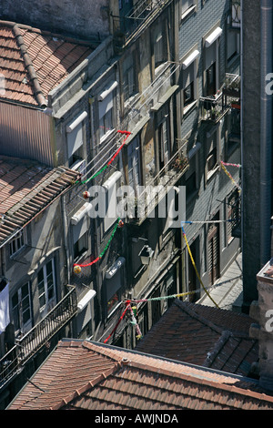 Eine typische Gasse und Häuserreihe in Porto Portugal eingerichtet für ein festival Stockfoto