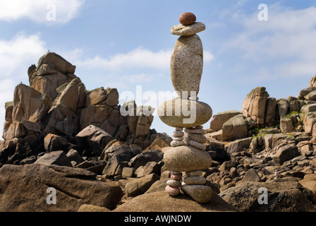 Eine aufwendige Cairn auf einem felsigen Ufer, Scilly-Inseln Stockfoto