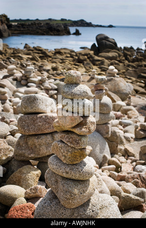 Cairns auf einem felsigen Ufer, Scilly-Inseln Stockfoto
