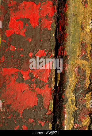 Gesäumt von roter Farbe auf der Oberfläche, Nahaufnahme Stockfoto