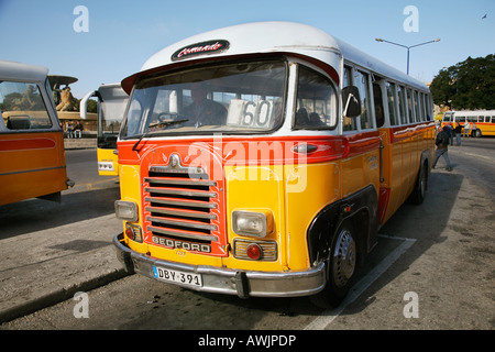 Einen Bus in der Busbahnhof in Valletta Malta Stockfoto