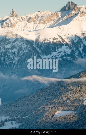 Blick auf die Alpengipfel nach einem starken Schneefall im Tal geht, Westschweiz Stockfoto