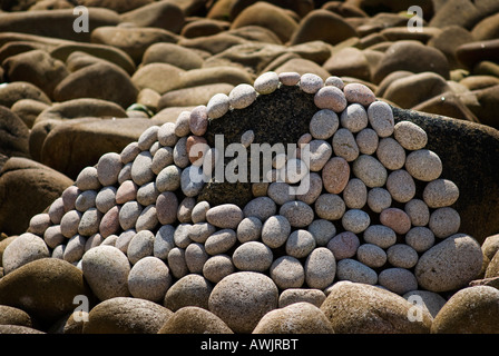 Cairns auf einem felsigen Ufer, Scilly-Inseln Stockfoto