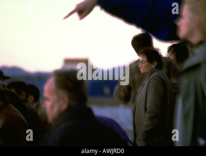 Menge, wegsehen, eine Person zeigen, unscharf gestellt Stockfoto