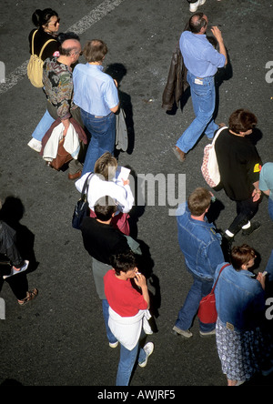 Gruppe von Menschen stehen auf Asphalt, erhöhte Ansicht Stockfoto