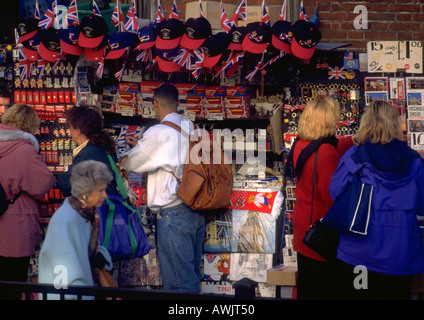 Gruppe vor Souvenir-stand Stockfoto