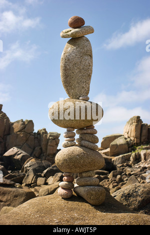 Eine aufwendige Cairn auf einem felsigen Ufer, Scilly-Inseln Stockfoto