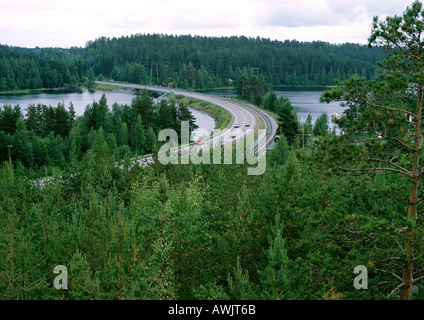 Schweden, Straße Kreuzung Fluß im Wald Stockfoto