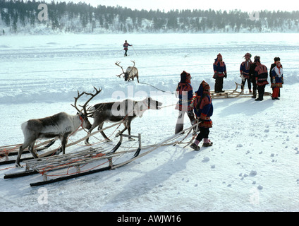 Finnland, Saami mit Schlitten und Rentier im Schnee Stockfoto