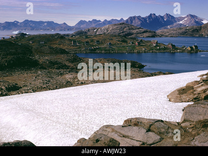 Grönland, Dorf mit Bergkette im Hintergrund Stockfoto