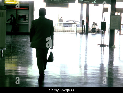 Mann zu Fuß durch Bahnhof, silhouette. Stockfoto