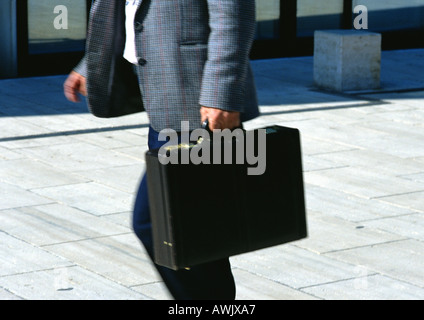 Mann mit Aktentasche, Mittelteil, Bewegungsunschärfe Stockfoto