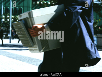 Geschäftsmann mit Computer-Monitor, Mittelteil, nah, verwischt. Stockfoto