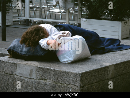 Person auf Bürgersteig in der Nähe von cafŽ Stockfoto