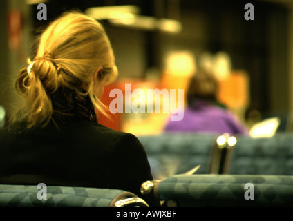 Frau sitzt, Sicht nach hinten. Stockfoto