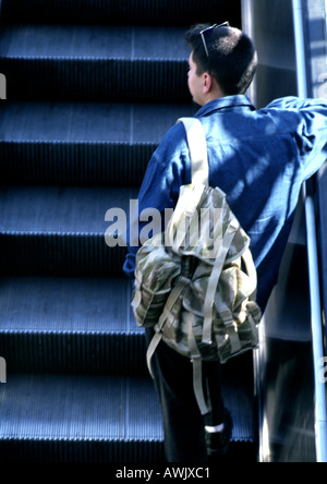 Mann Reiten Rolltreppe, Sicht nach hinten. Stockfoto