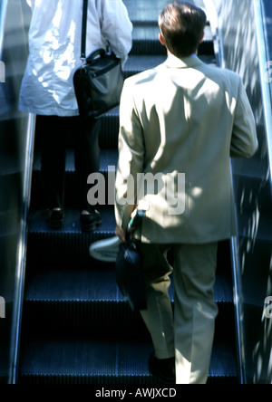 Menschen Reiten Rolltreppe, Sicht nach hinten. Stockfoto