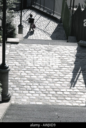 Fußgänger auf gepflasterte Straße, Blick von oben. Stockfoto