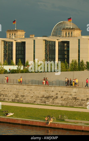 Berlin Menschen genießen einen Nachmittag im neuen Park zwischen der Spree und dem Regierungsviertel. Stockfoto