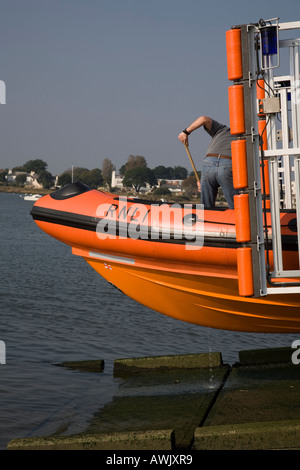 Abwaschen der Mudeford Rettungsboot nach einem Job. Stockfoto