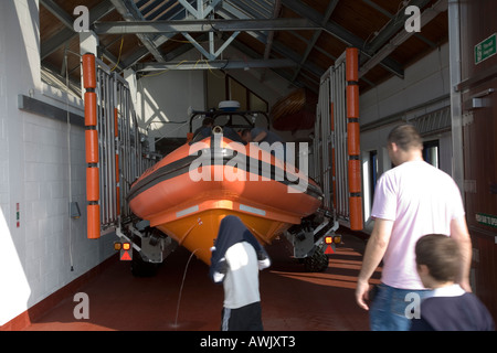 Das Mudeford Rettungsboot in seiner Station. Stockfoto