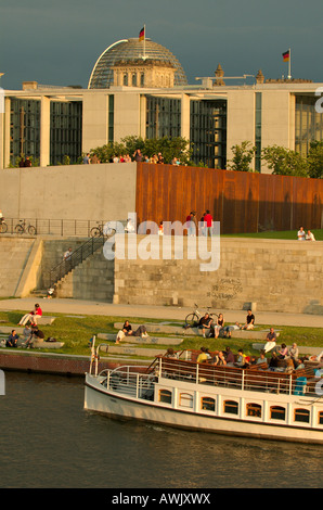 Touristenboot auf der Spree, vorbei an den neuen Park in das Regierungsviertel neben Paul Loebe, Gebäude und Reichstag. Stockfoto