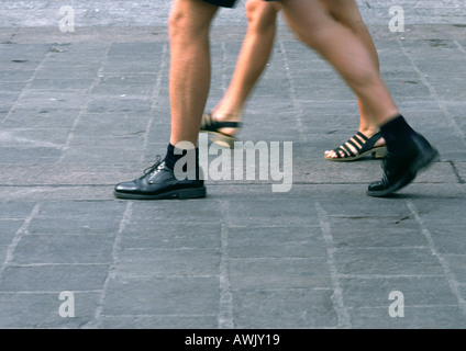 Menschen gehen, Blick vom Knie nach unten, verwischt. Stockfoto