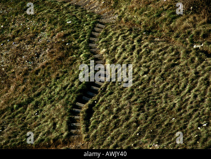 Alten Schritte in grasbewachsenen Hügel. Stockfoto