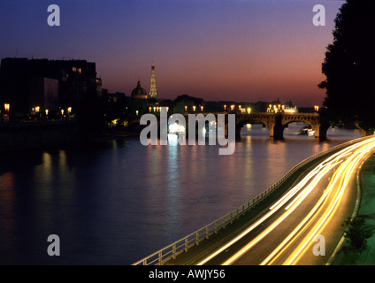 Frankreich, Paris, Autos unterwegs Quai neben Fluss Seine in der Nacht, verschwommen. Stockfoto