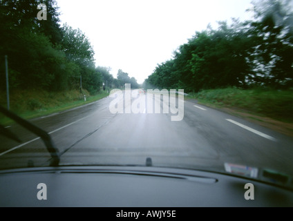 Straße durch den Wald, Blick vom Auto Stockfoto