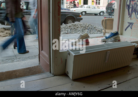 Samstag Nachmittag Einkaufen an der neuen Schönhauser Straße in Berlin-Mitte: Blick aus der modischen Camper-Schuh-Shop. Stockfoto