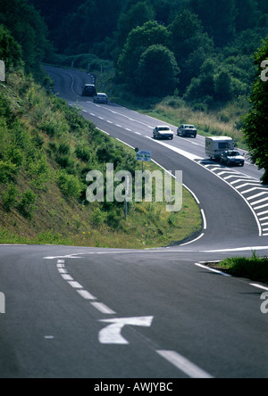 Autos auf kurvenreichen Straße. Stockfoto