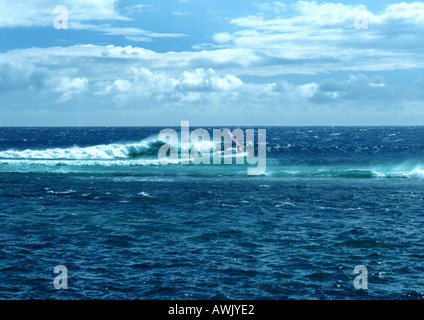 Windsurfer in Wellen Stockfoto