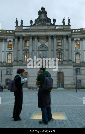 Tourist in das unterirdische Denkmal auf dem Bebelplatz, Website von dem Ausbrennen der Bücher im Jahr 1933, Berlin. Stockfoto