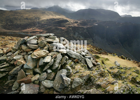 Cairn auf dem Gipfel des Fleetwith Hecht mit Blick auf großen Giebel am Horizont (links), Kirk fiel (Mitte), Heuhaufen (rechts) Stockfoto