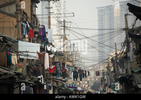 Wäsche zum Trocknen in der Öffentlichkeit in alte Stadt Puxi Bezirk von Shanghai in Völker Republic Of China VR China gehängt Stockfoto