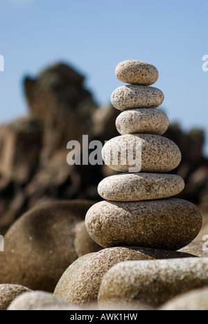 Cairns auf einem felsigen Ufer Scilly-Inseln Stockfoto