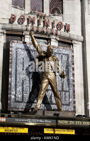 Statue oder Skulptur Figur von Freddy Mercury der Königin außerhalb der Dominion Theater wir schaukelt Sie musikalische Stockfoto