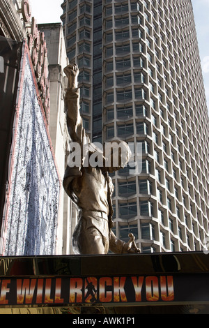 Statue oder Skulptur Figur von Freddy Mercury der Königin außerhalb der Dominion Theater wir schaukelt Sie musikalische Stockfoto