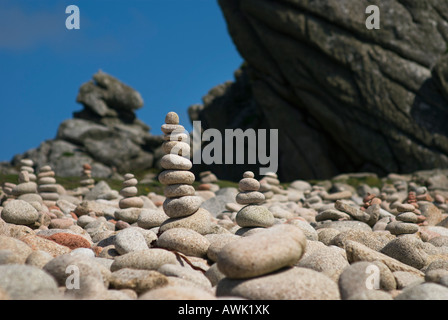 Cairns auf einem felsigen Ufer, Scilly-Inseln Stockfoto