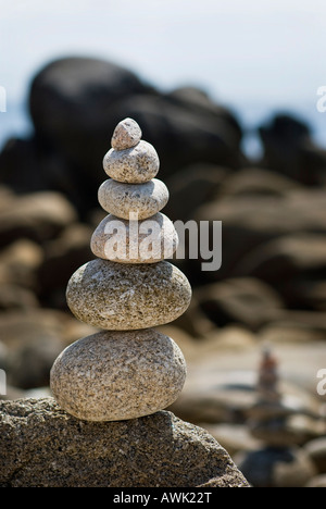 Cairns auf einem felsigen Ufer, Scilly-Inseln Stockfoto