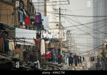 Wäsche zum Trocknen in der Öffentlichkeit in alte Stadt Puxi Bezirk von Shanghai in Völker Republic Of China VR China gehängt Stockfoto