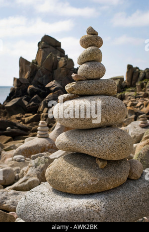 Cairns auf einem felsigen Ufer, Scilly-Inseln Stockfoto