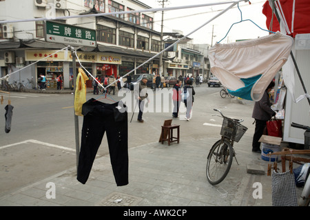 Wäsche zum Trocknen in der Öffentlichkeit in alte Stadt Puxi Bezirk von Shanghai in Völker Republic Of China VR China gehängt Stockfoto